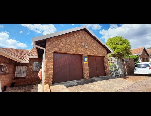 3 BEDROOM TOWNHOUSE FOR SALE IN CLUBVIEW